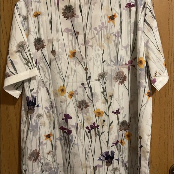 Short sleeve white blouse with wildflower print - Picture 2 of 5